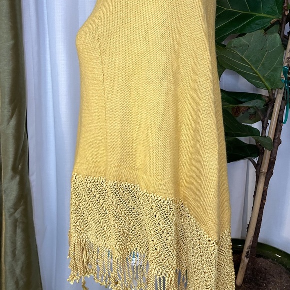 Los Andes Yellow Alpaca Poncho - Picture 5 of 14